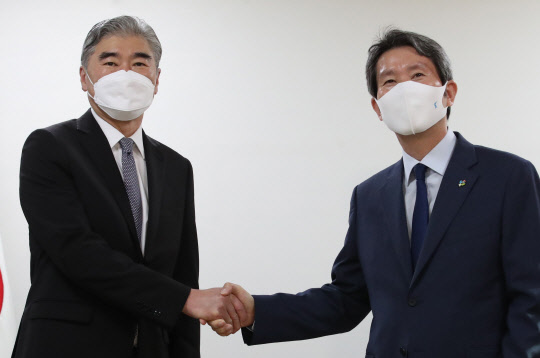 이인영 통일부 장관(오른쪽)이 22일 정부서울청사 통일부 장관실을 찾은 성 김 미국 대북특별대표와 인사하고 있다. 연합뉴스.